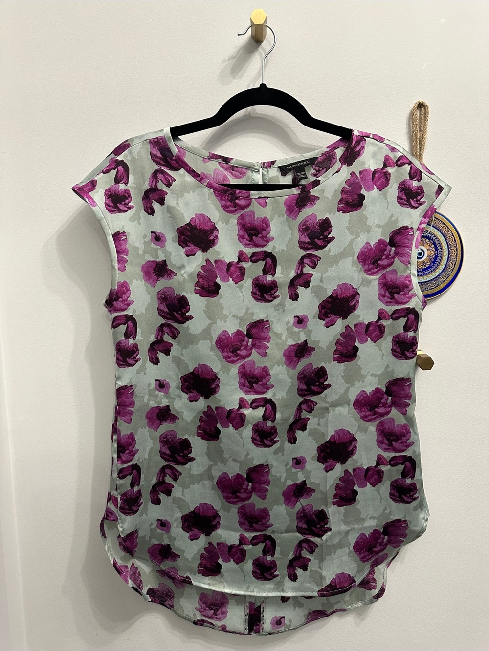 EUC Banana Republic Floral Cap-Sleeve Satin Blouse